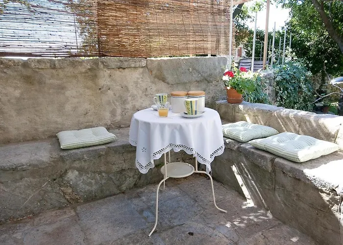 Semesterbostad Maja Stone House *